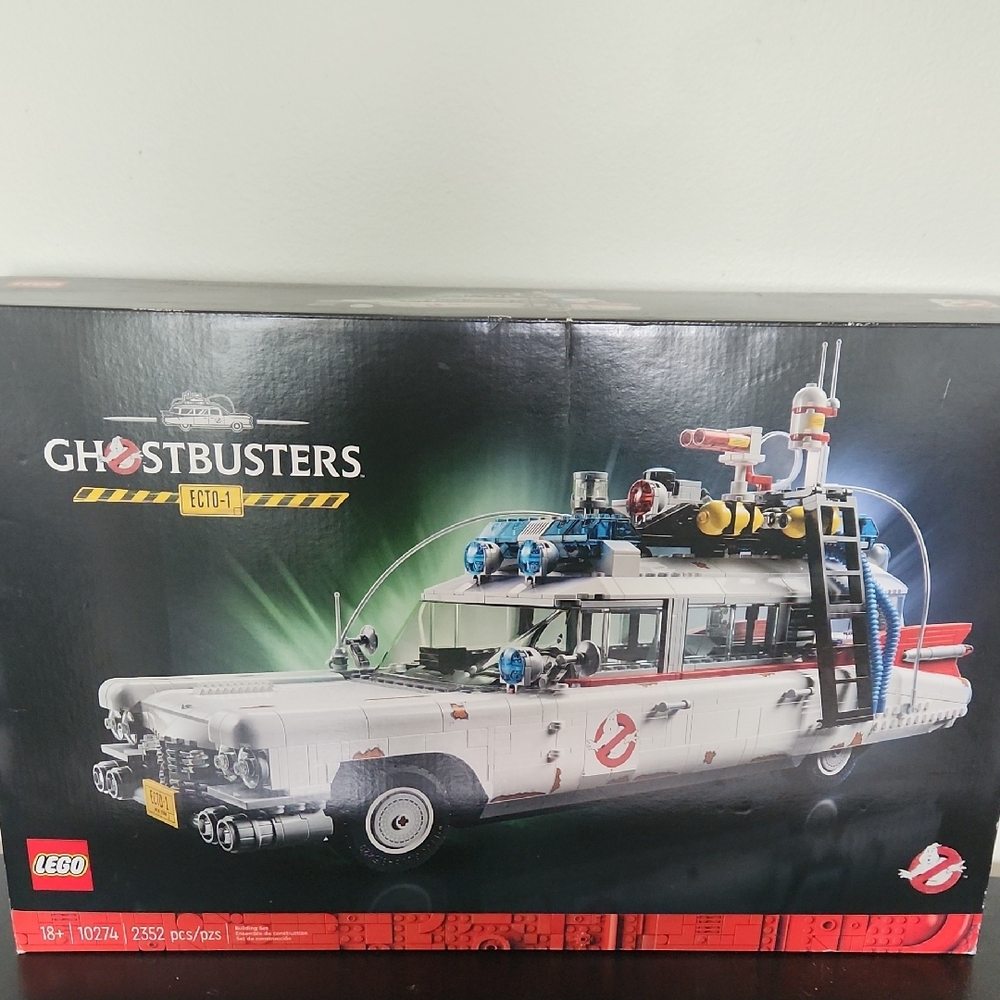 LEGO Ghostbusters ECTO-1 in White and Red